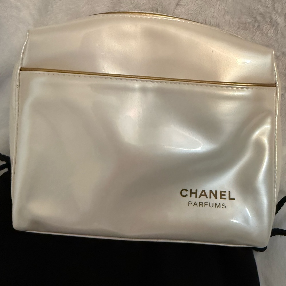 CHANEL Parfums Shimmering White Cosmetic Bag - Picture 2 of 6